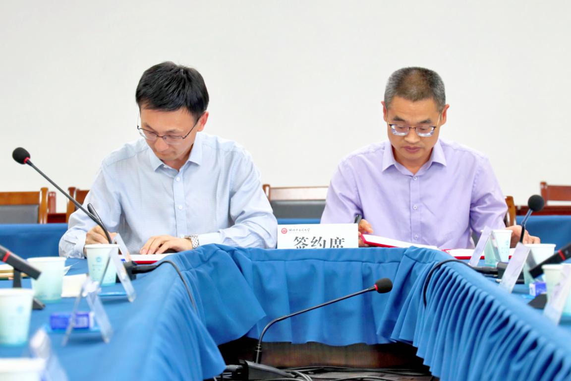 与湖北中医药大学签约共建时珍实验室2