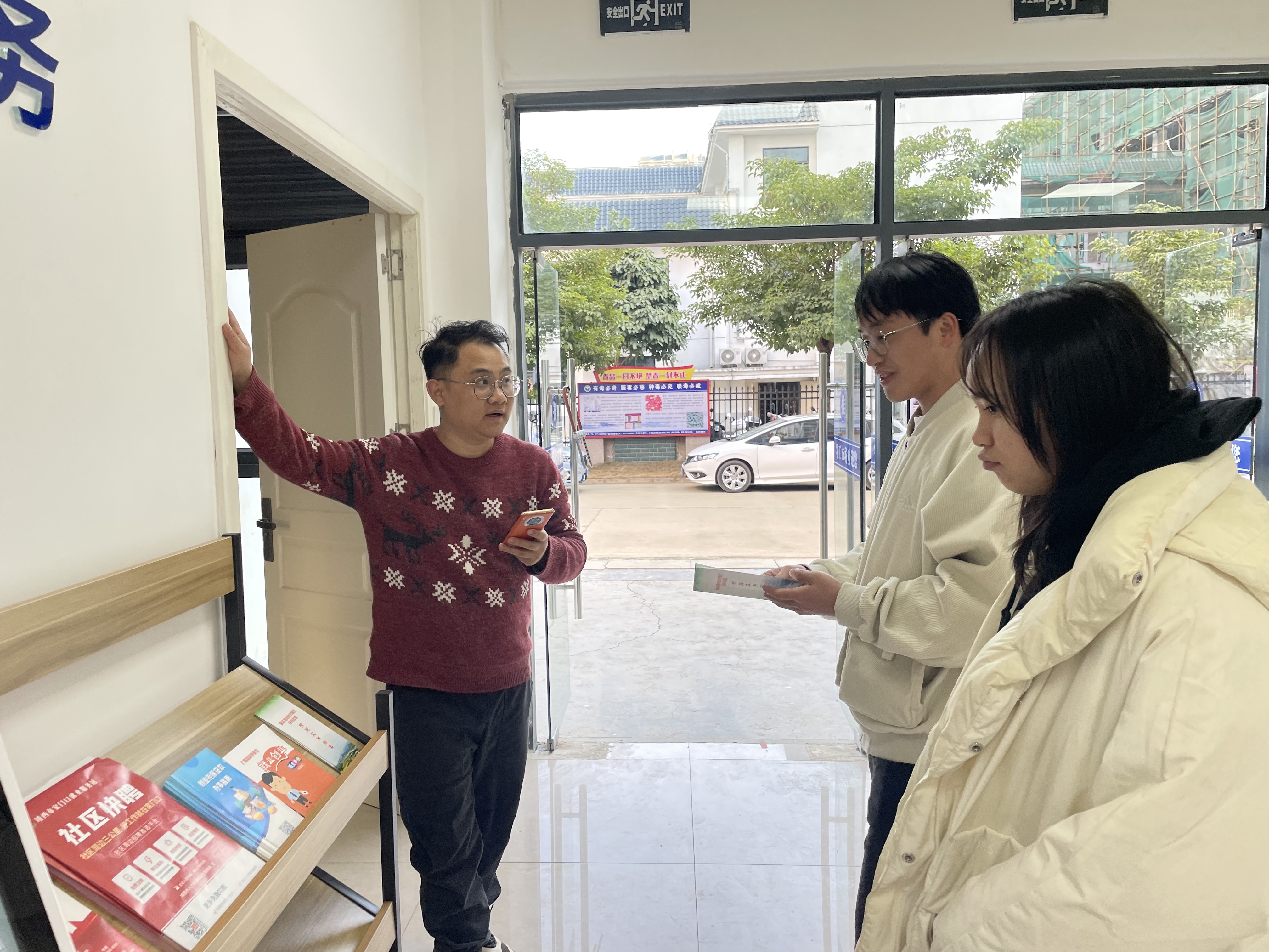 17-4支部党员教师指导学生深入百色市调研  助力乡村振兴与基层治理