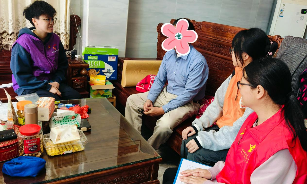 图6：第三组同志探访胡伯伯的照片