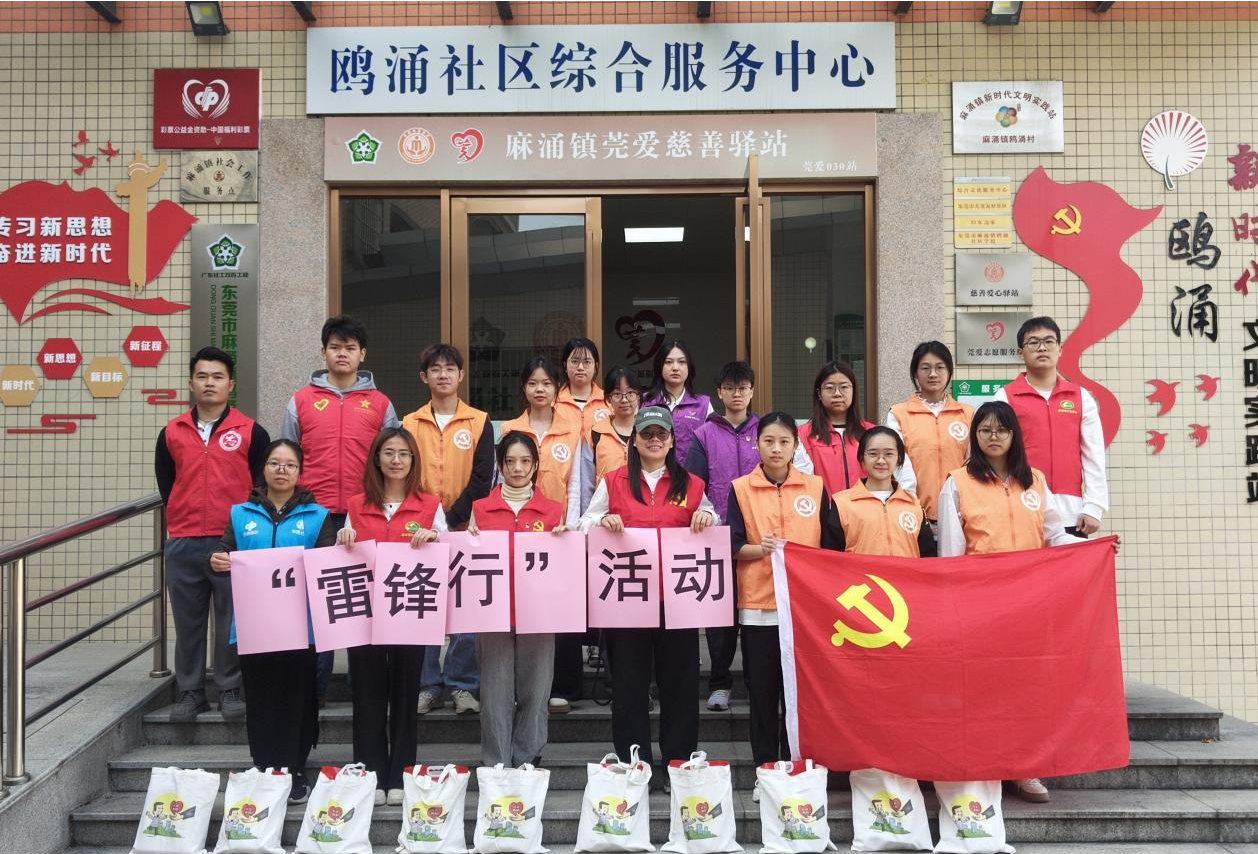 图2：负责鸥涌村的同志领取物资