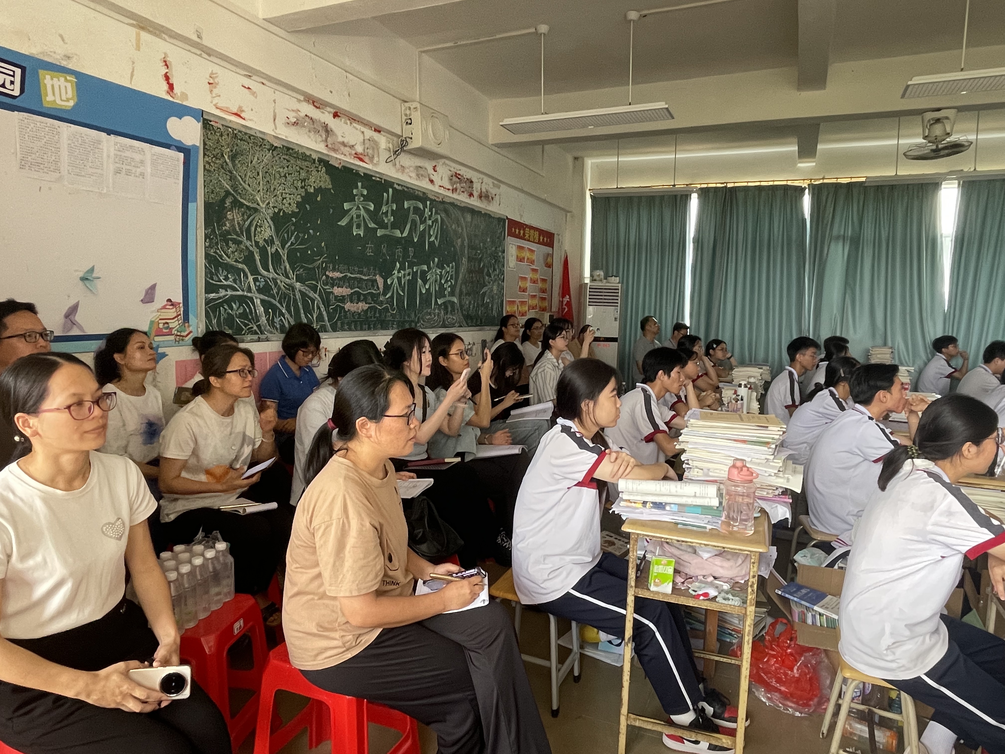 图一：实习支教团老师和学校班主任在信宜三中听心理课