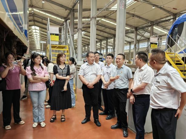参观车间工作现场