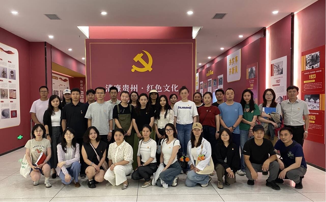 参加主题党日党员合影