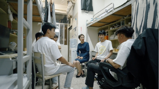 图2：苗姗姗与学生谈心谈话