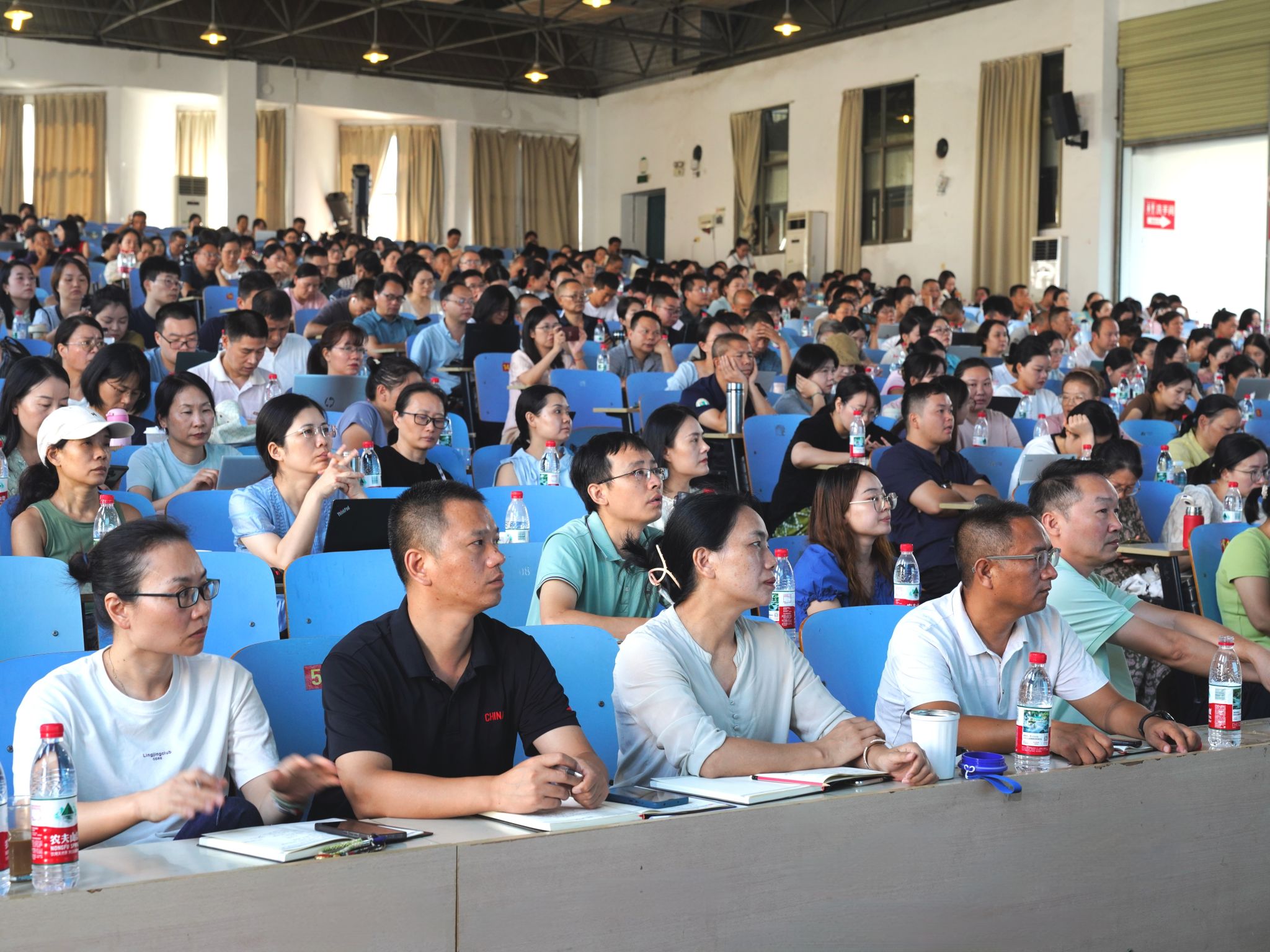 图2 参训教师专注聆听培训内容