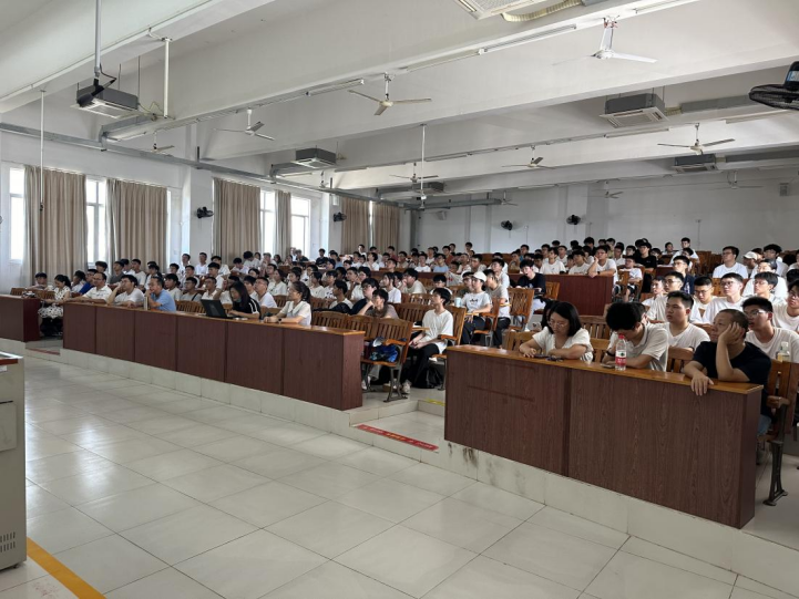 图2 新生认真听取报告