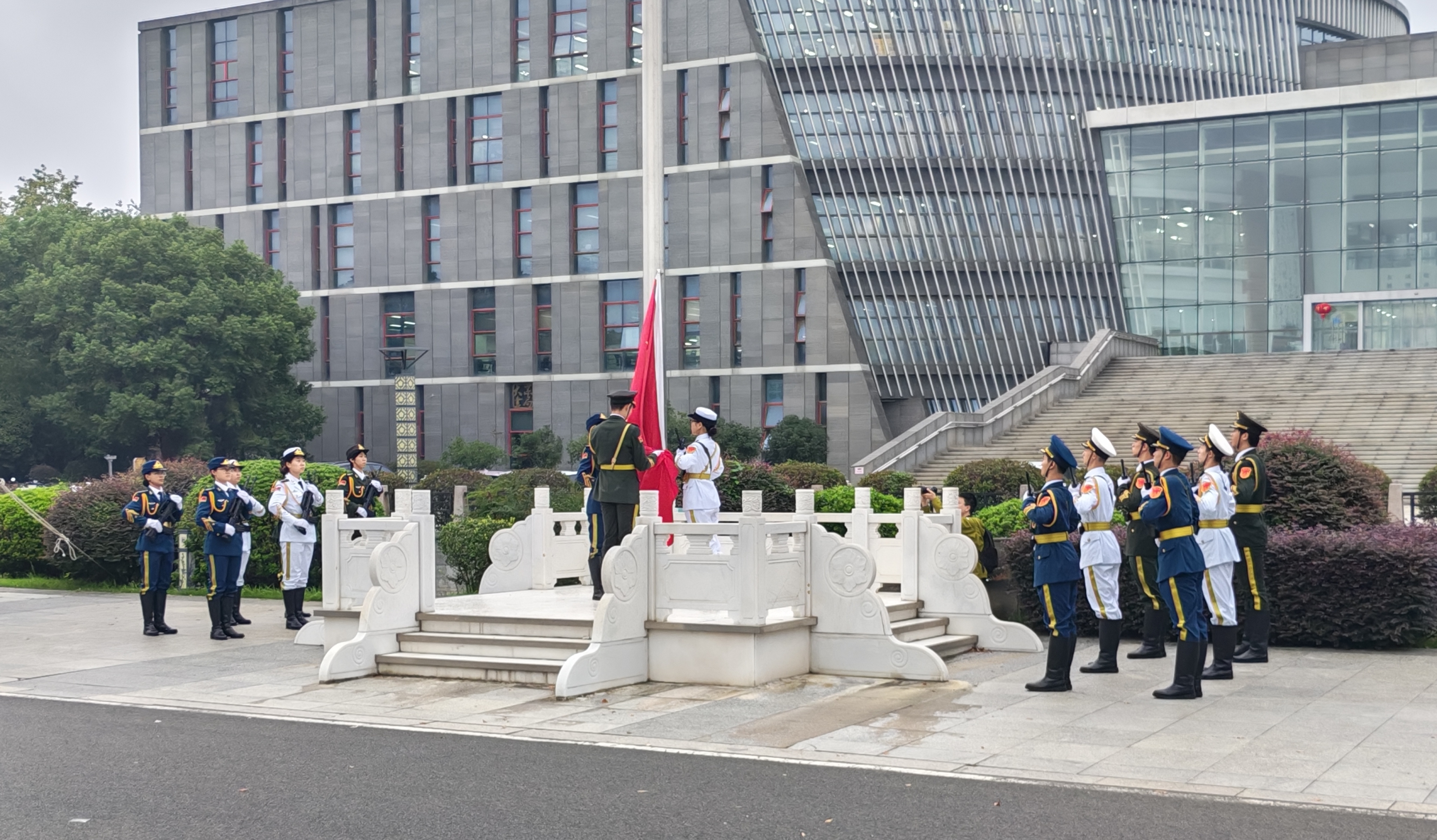 南京大学仙林校区升旗仪式现场
