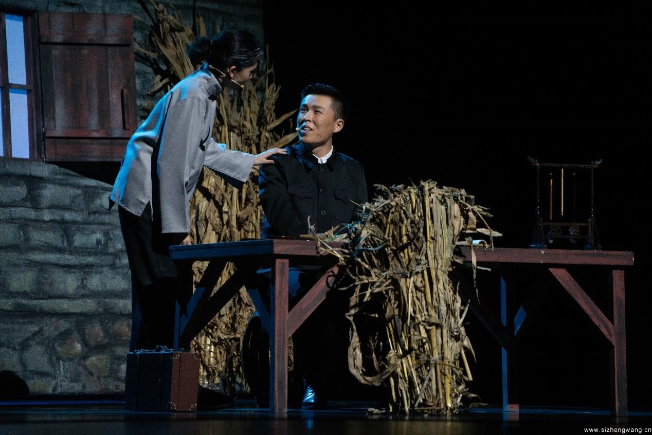 2019年任重书院《陈望道》大师剧剧照“错蘸墨汁当红糖”.jpg 2019年任重书院《陈望道》大师剧剧照“错蘸墨汁当红糖”.jpg