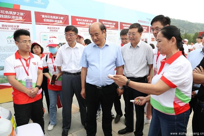 参观“青年红色筑梦之旅”项目展示和咨询活动