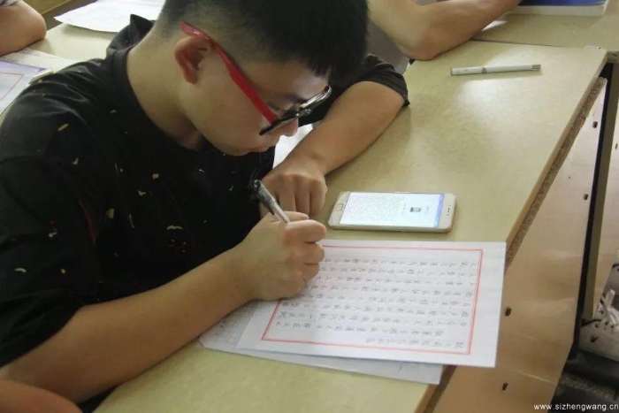 17-学生一笔一划认真抄写红色家书(1)_UUID11357 17-学生一笔一划认真抄写红色家书(1)_UUID11357