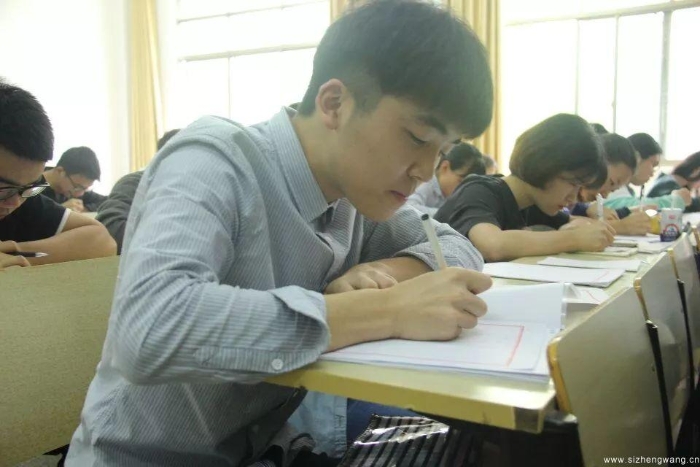 17-学生一笔一划认真抄写红色家书(4)_UUID11357 17-学生一笔一划认真抄写红色家书(4)_UUID11357