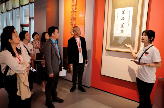 1.学院研究生向中国青年报、中国教育新闻网等20余家媒体单位介绍卢嘉锡教育馆