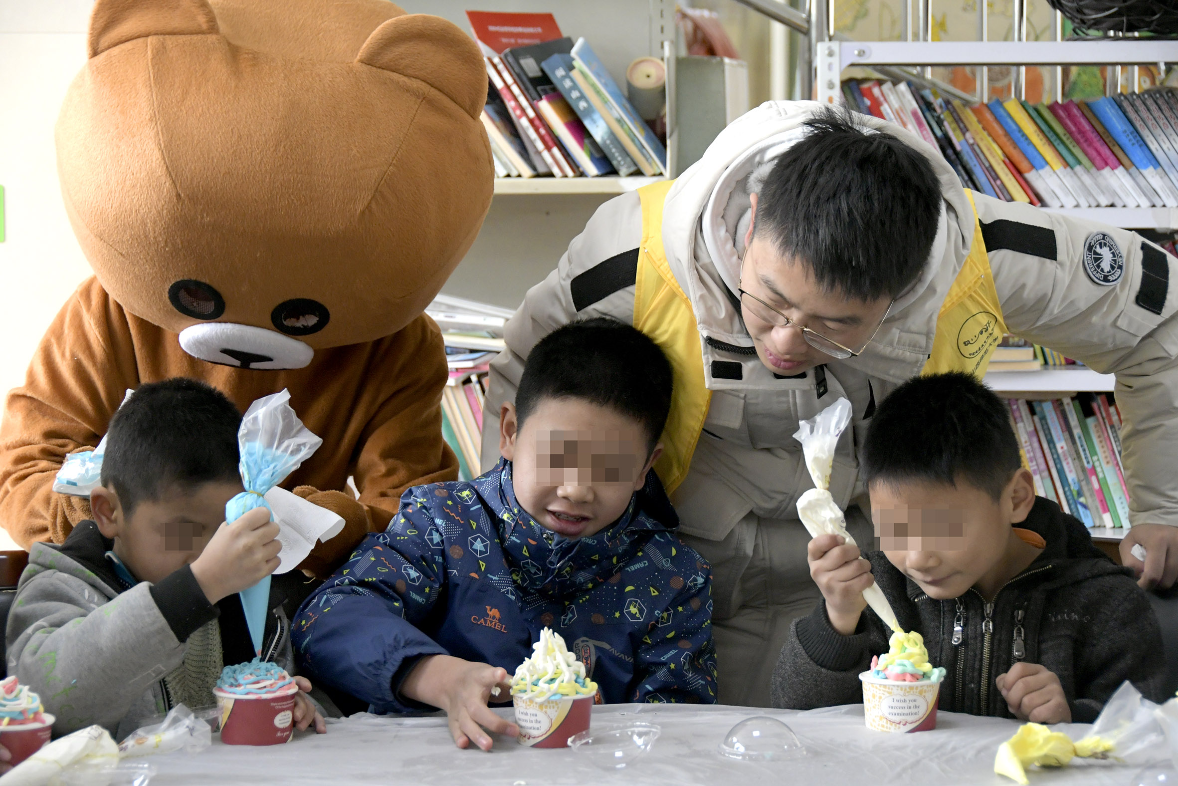 山西范大学开展以爱之名“艾”在行动 (6).JPG
