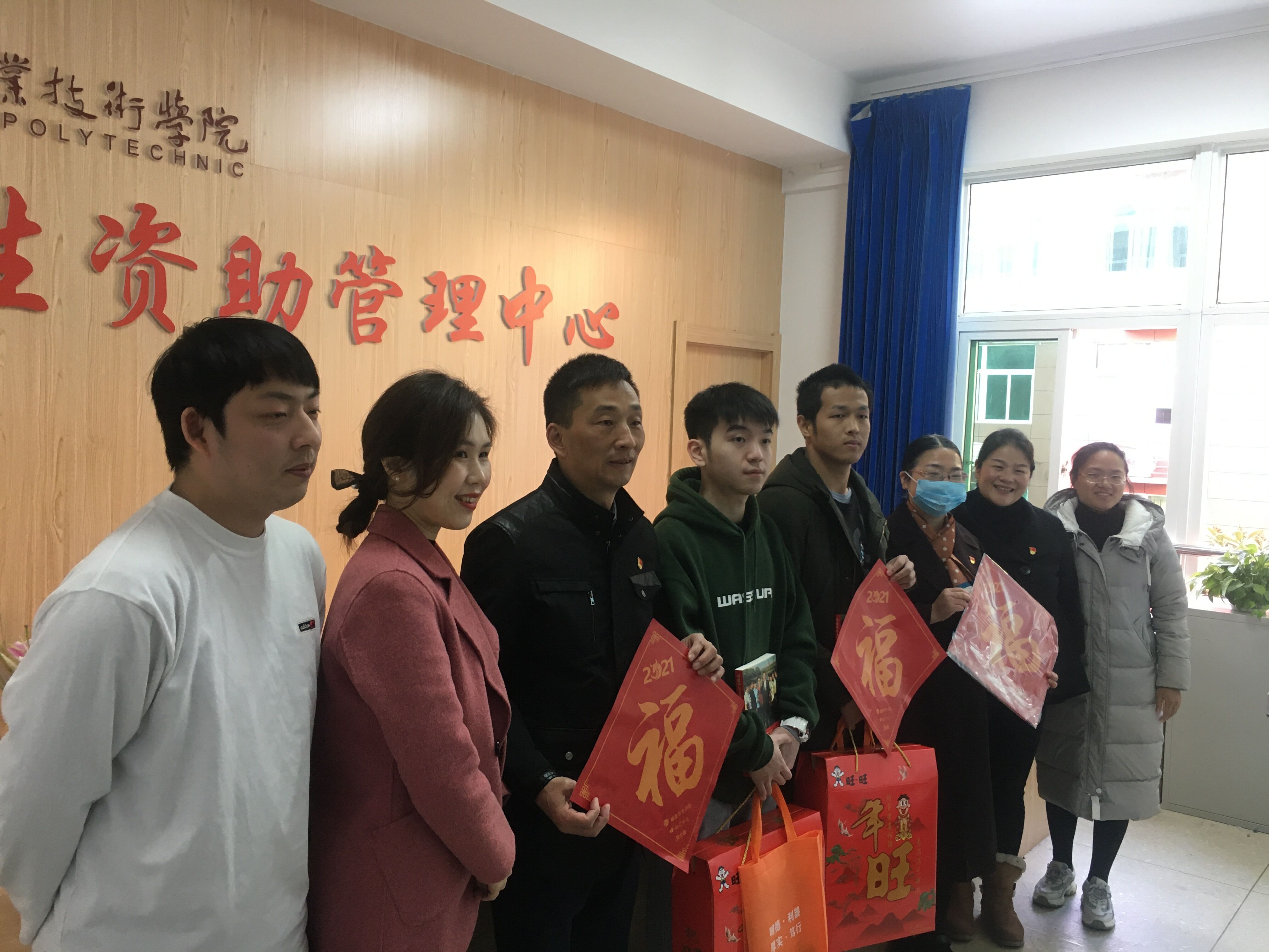 春节贫困生送温暖活动3.jpg