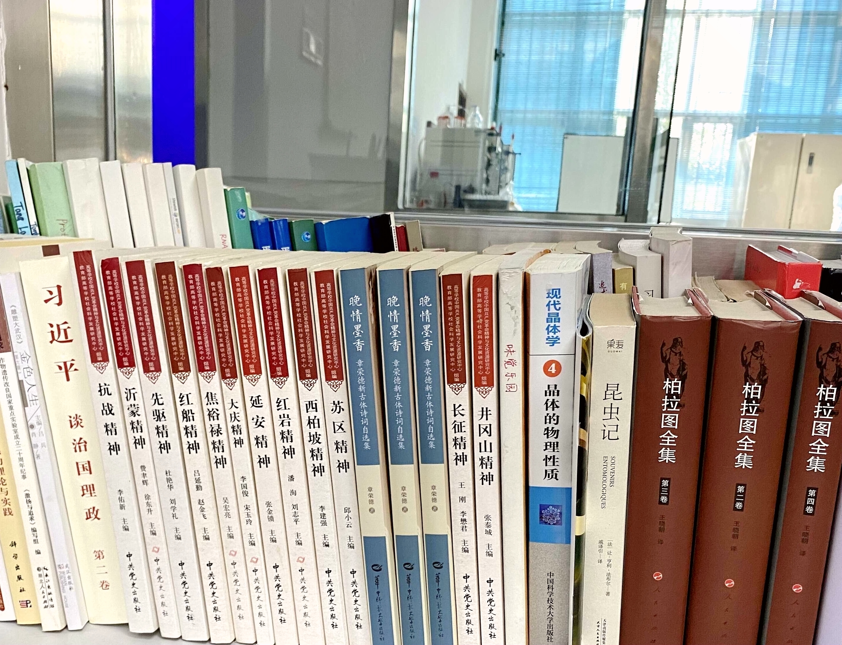殷平教授实验室设置图书角