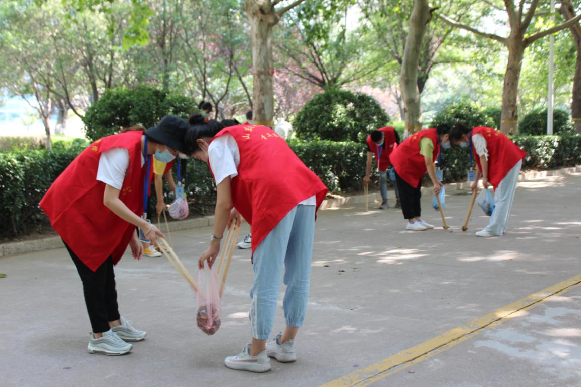 学院开展“与绿色相约 与环保同行”志愿服务活动1.png