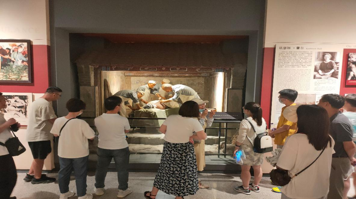 老师们集体走进白求恩柯棣华纪念馆.png