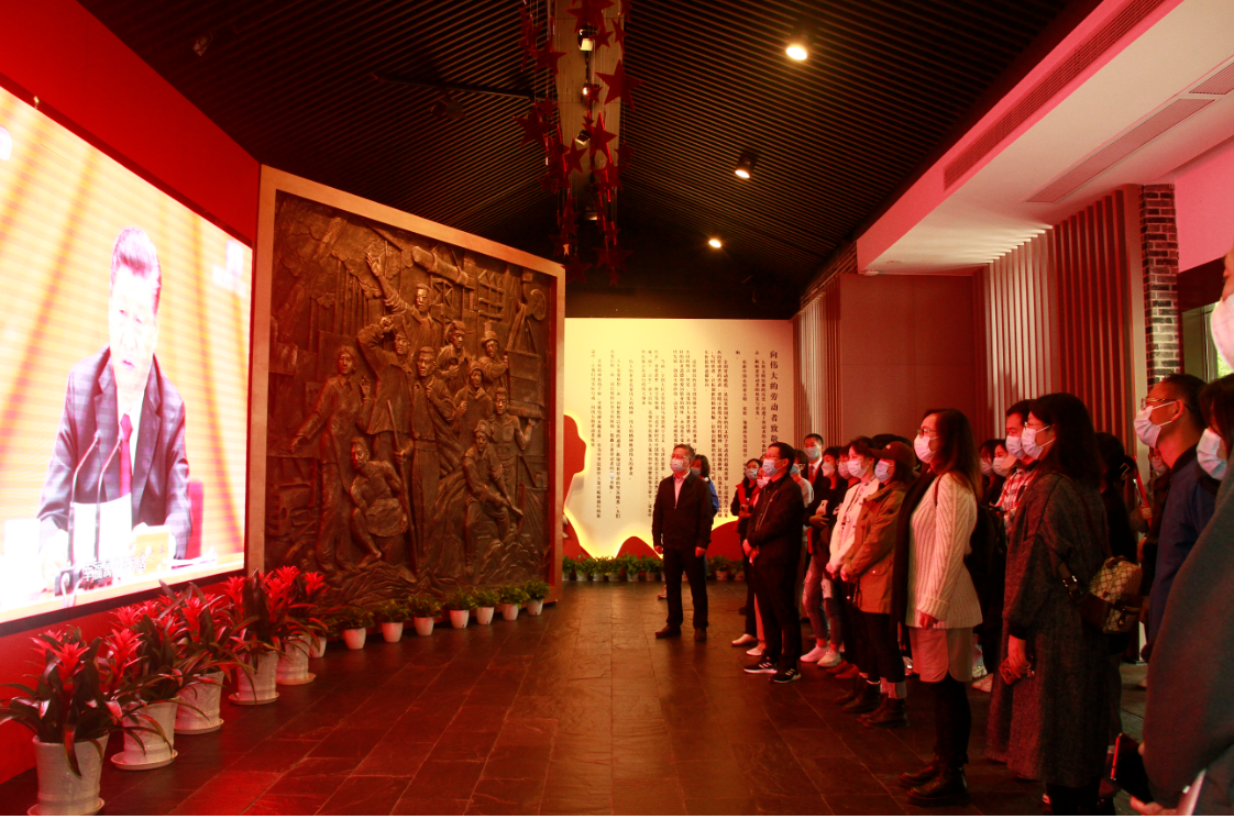 全体支部党员参观苏州全国劳动模范事迹馆.png