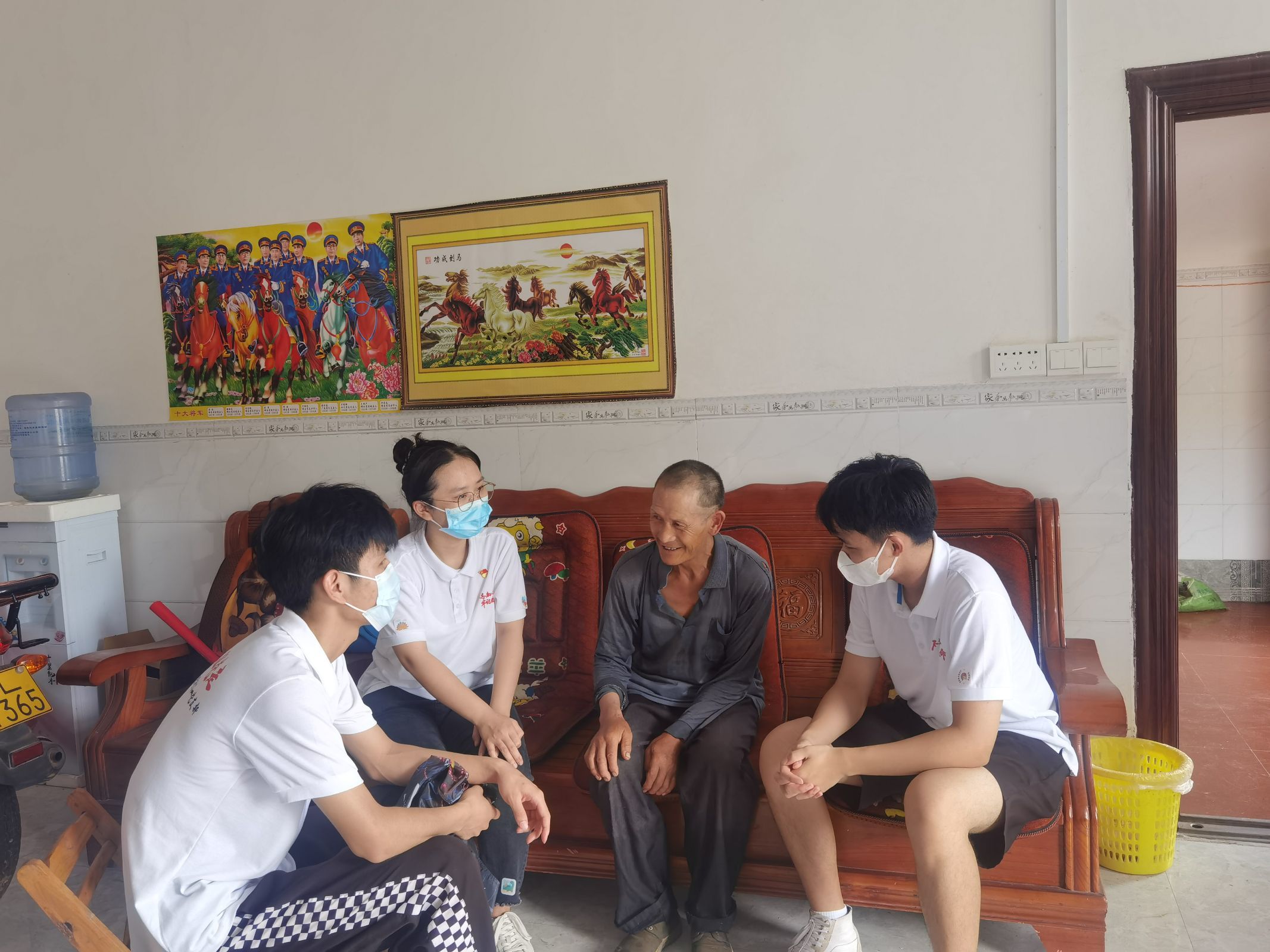 11赴西林那讪村入户慰问.jpeg