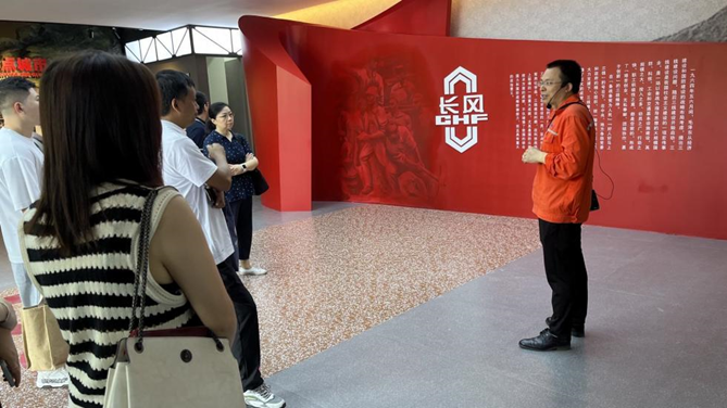 教师参观企业三线精神展览馆.png