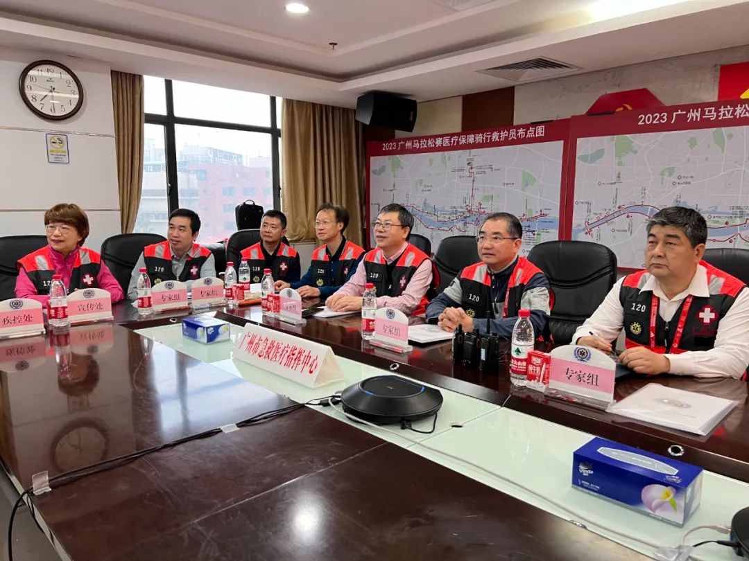 ▲詹红教授（左一）在广州120急诊医疗指挥中心指导工作.jpg