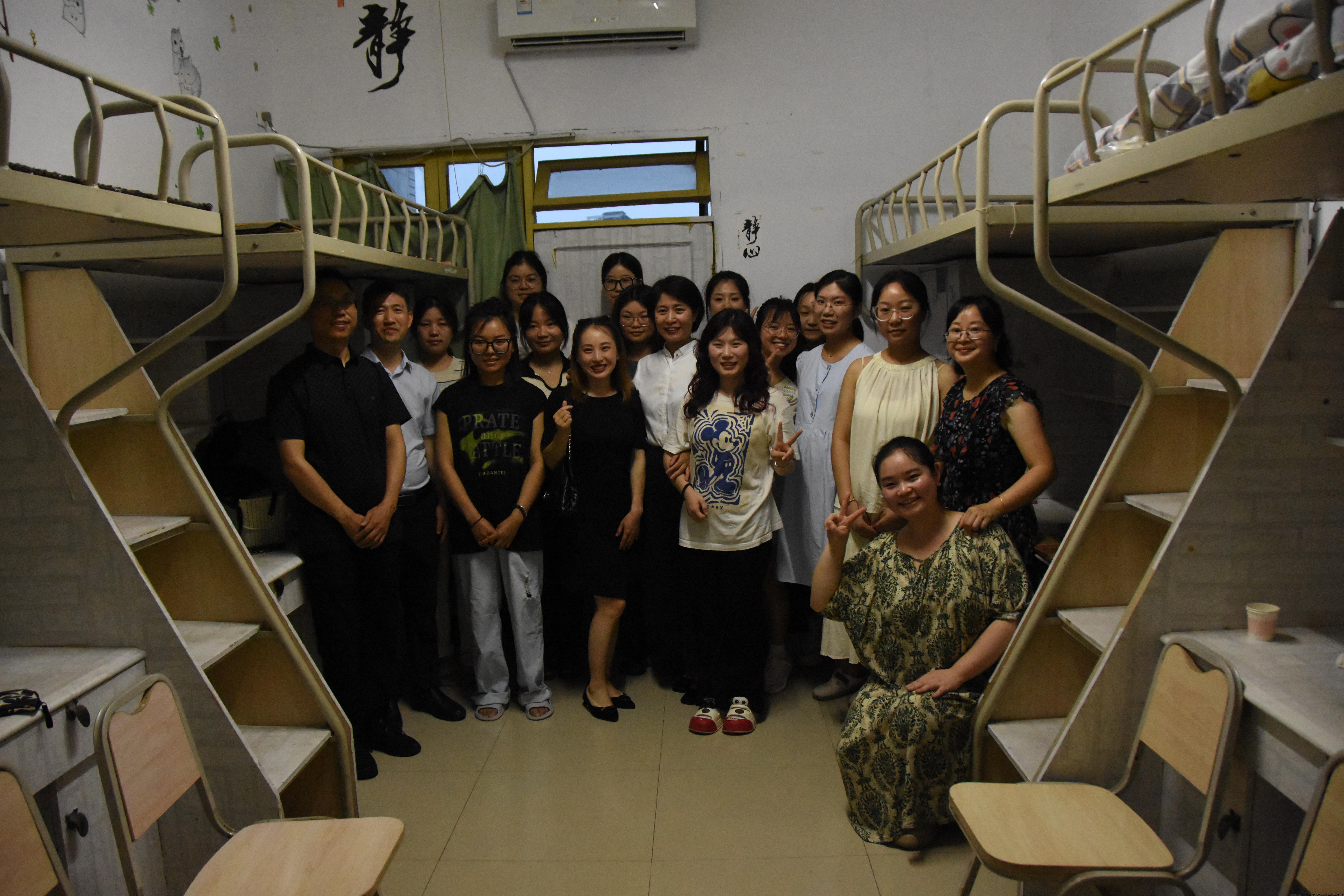 支部党员付晓容同志走访北苑八舍621 话别2024届毕业生.JPG