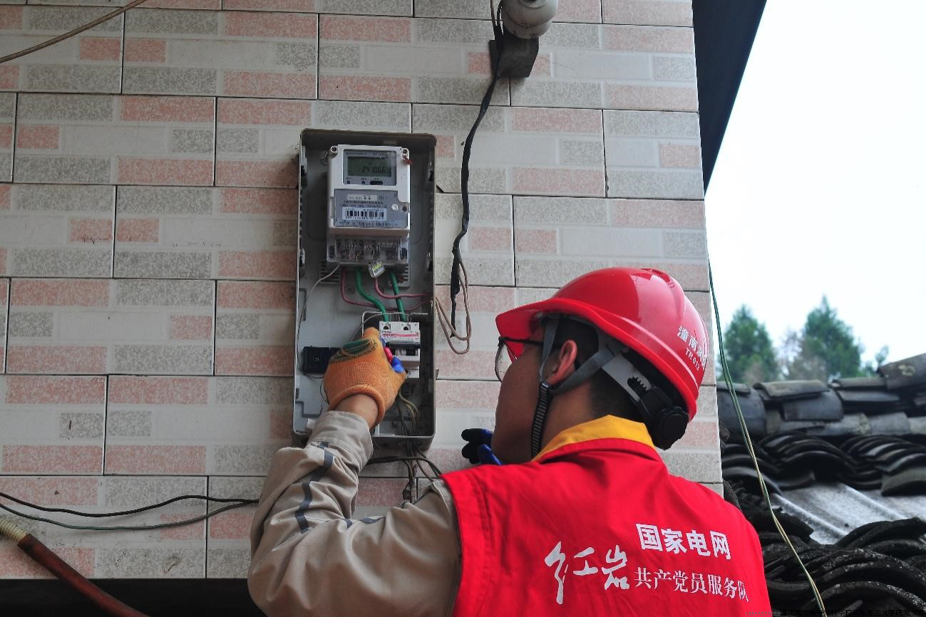 传承团成员帮助村民检查电表的场景.png