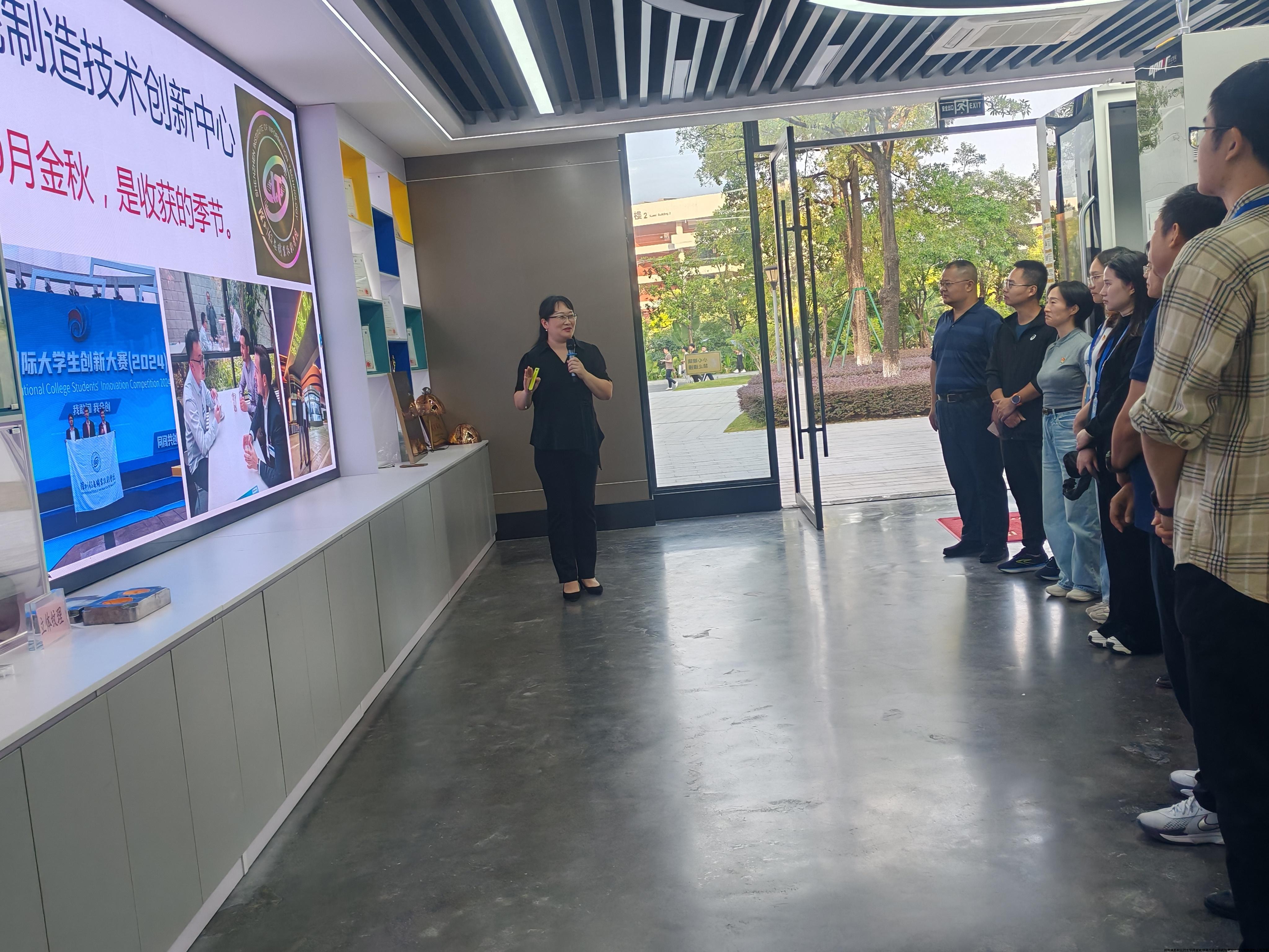 党支部书记徐晓梅介绍智能制造技术创新中心概况及党建领航下取得的教科研成果.jpg