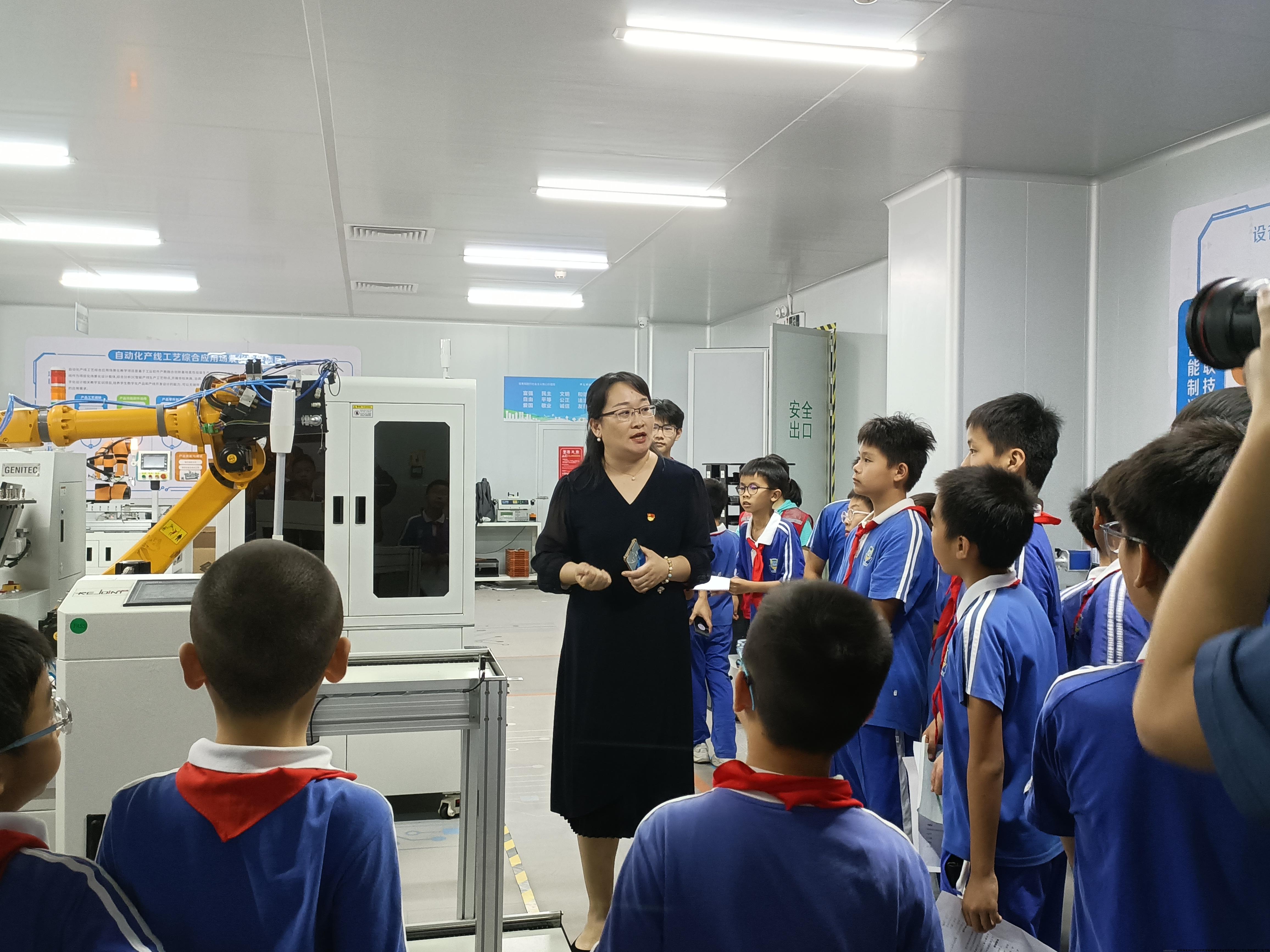 小同学们有序参观工业4.0智能制造产线现场学习