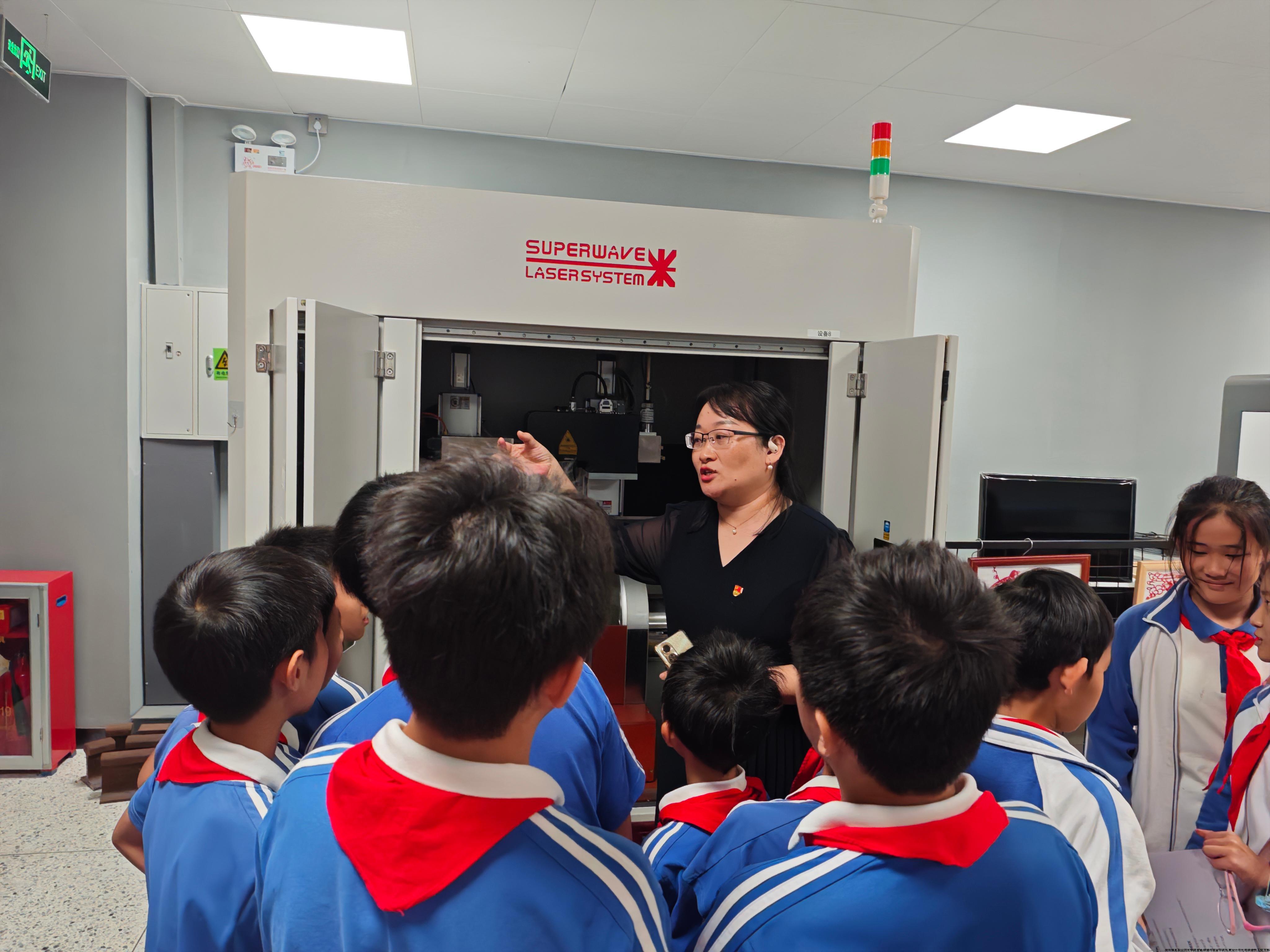 精密的双激光束抛光设备吸引了很多同学围观了解详情