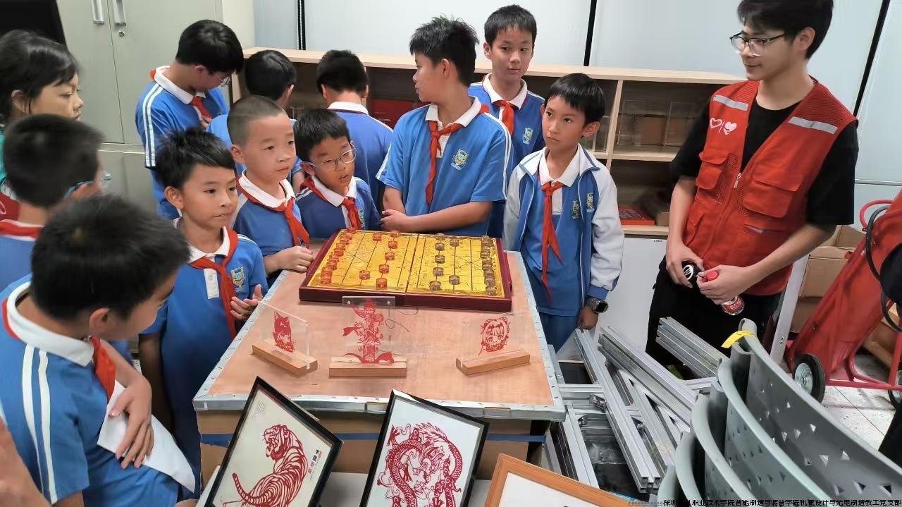 形式多样的专业特色文创作品吸引了小同学们的注意力