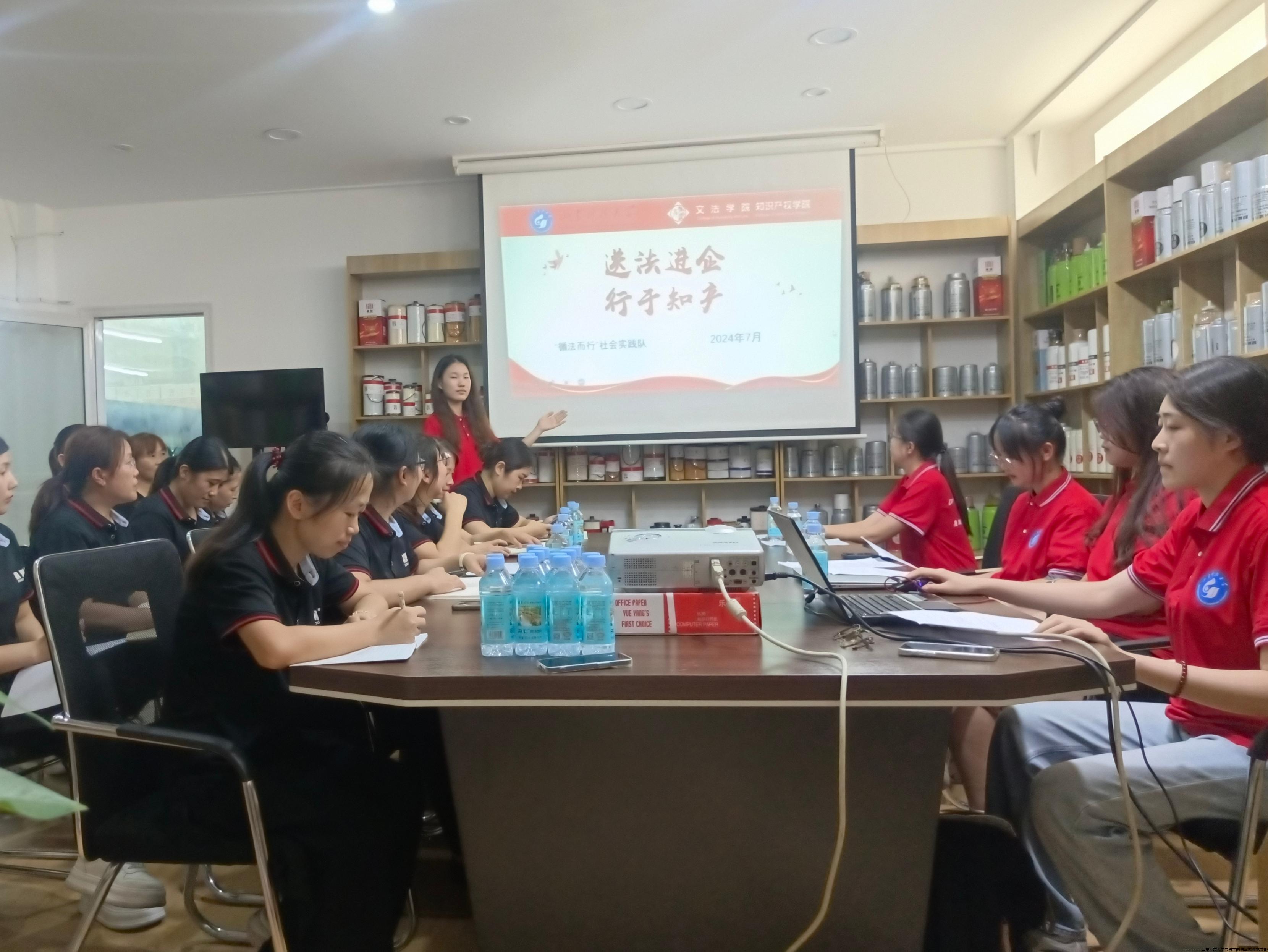 图为团队成员开展“送法进企，行于知产”主题宣讲活动 王书欣摄