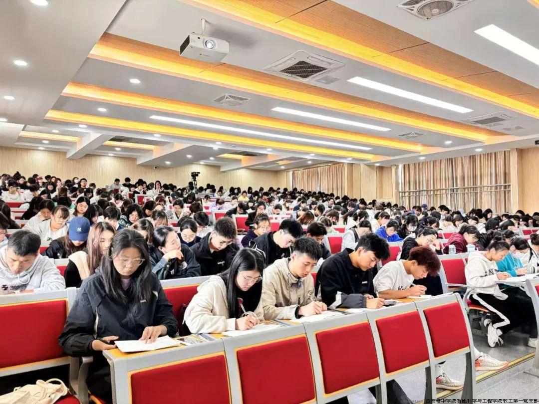 学生认真听讲，并做笔记