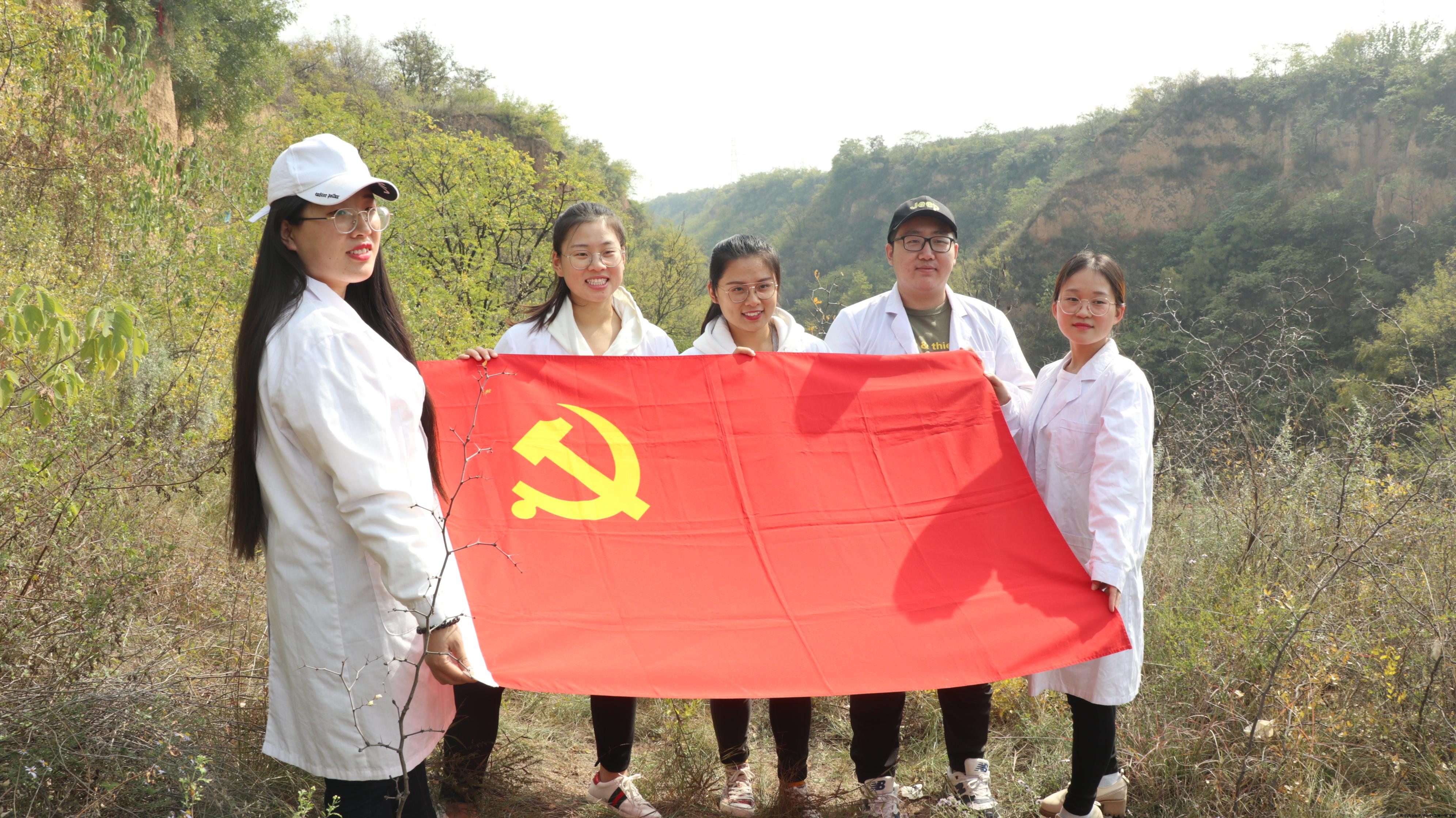 图5  “党建+育人”，师生深入乡村实践，共育共学共发展.JPG